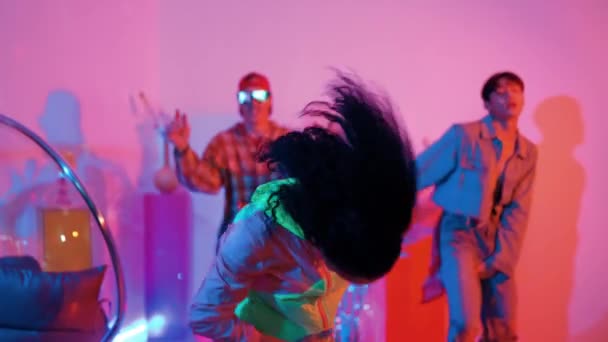 Professionelle Hispanische Mädchen Tanzen Zusammen Mit Verschiedenen Freund Jubeln Und — Stockvideo