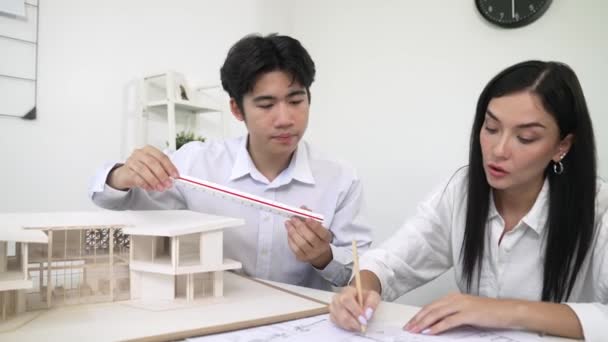 아시아 건축가 엔지니어 하우스 사무실에서 노트북 데이터를 청사진에 코카서스 동료와 — 비디오