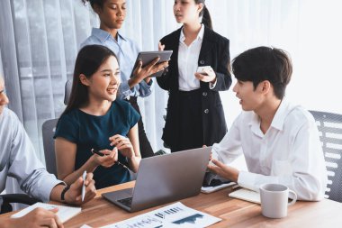 Çok ırklı analist ekibi toplantı masasındaki mali raporu analiz etmek için BI gösterge tablosunu kullanıyor. Çeşitli iş adamlarından oluşan bir grup, FIntech 'in veri analizini başarılı iş pazarlaması için kullanır. Uyum