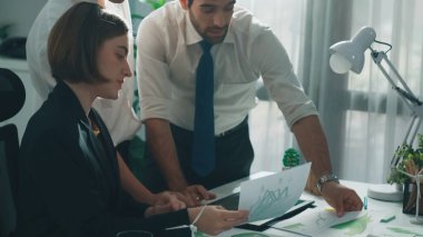 Profesyonel iş adamı, ESG 'nin çevresel yönetim tabletini kullanarak yöneticiye sürdürülebilir bir fikir sunuyor. Akıllı yönetici birlikte çalışarak temiz enerji kullanmayı planlıyor. Hizalama.