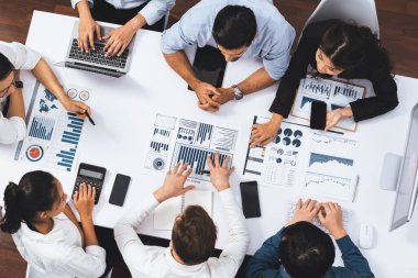 Üst düzey analist ekibi toplantı odasındaki mali verileri analiz etmek için BI Fintech 'i kullanıyor. İş anlayışı ve stratejik pazarlama planlaması için kağıt üzerinde analitik BI gösterge paneli. Tedbirli