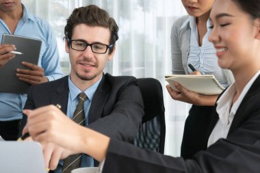 Modern ofis ortamında çalışan çeşitli etnik gruplardan çeşitli iş adamları. Üretken ve çok ırklı ofis çalışanları stratejik ticari pazarlama konusunda tartışmaya giriştiler. Habiliment