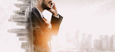 Business Communication Network Technology Concept - İş adamlarının modern şehir planında akıllı telefon ya da cep telefonu aygıtı kullanmaları. uds