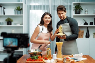 Birkaç aşçı spagettiden özel ev yapımı spagetti pişiriyor maşayla tavayı kızartıyorlar, baharat ve lezzetli sosu iyi tat vermesi için ekliyorlar, canlı kanalla kameraya kaydediyorlar. Varsayım.