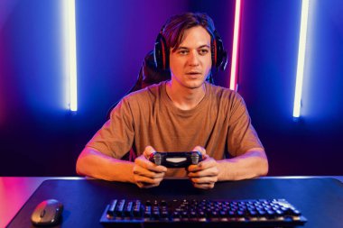 Kontrol kumandalı akıllı oyun flamasının keyfini çıkarın, modern teknoloji siber neon ışık odasında yetenekli oyuncularla çevrimiçi canlı sosyal medya grubu oyunu oynayın. Bireysel.