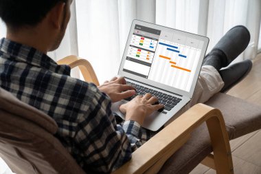 Ekip projesinin zaman çizelgesini gösteren bilgisayar ekranında, modern iş projesi yönetimi için proje planlama yazılımı