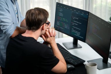 BT geliştiricileri pc ekranında çevrimiçi yazılım geliştirme bilgisini tartışıyor, web sitesindeki son sürüm uygulaması için program kodlaması oluşturuyorlar. Beyin fırtınası yazılımı kavramı güncellendi. Satılabilir.