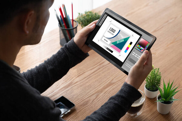 Графическое дизайнерское программное обеспечение для современного дизайна веб-страницы и коммерческой рекламы, отображаемой на экране компьютера