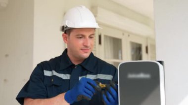 Nitelikli teknisyenler ev EV şarj istasyonu kurarak elektrikli araçların şarj platformu için bakım hizmeti sağlıyorlar. Konut kullanımı için EV araba teknolojisi. Titiz