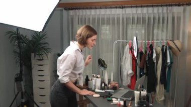 Kadın Etkilenen Vlog video görüntülerini canlı yayınlıyor Makyaj primi sosyal medya veya blog. Kozmetik stüdyosu ışıklandırmalı mutlu genç kız çevrimiçi pazarlama oturumu yayını için..