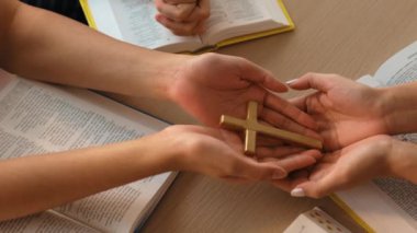 Hristiyan katolik takipçilerle dinsel bağlılık ve maneviyat duygusu doludur. Ağır çekimde Hıristiyan insanlar birlikte dua ederken el ele tutuşup grup duası yapıyorlar. Filizlenen