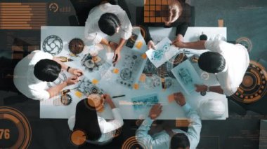 Profesyonel inşaat mühendisi ekibinin üst düzey görüşü ev modeline yapışkan notlar yazıp not tutarken iç mimar da finansal istatistik tablosunu tartışıyor. Hizalama.