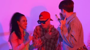 Break dansçı takımının modern stüdyoda pembe ışıkla dans etmesini kapatın. Çok kültürlü insanlar moda kıyafetleri giyerek hip hop müziğine geçiyorlar. Çılgın, komik bir ruh hali. Mutluluk.