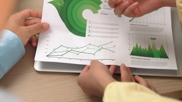 Imprenditrice Titolare Grafico Dell Energia Verde Presente Utilizzando Energia Pulita — Video Stock