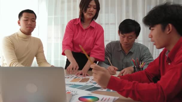 Команда Дизайнеров Медленного Движения Бравирует Подбирает Цвет Работы Графическим Дизайном — стоковое видео