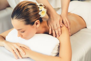 Kafkas çift müşterisi stres önleyici spa masajının keyfini çıkarıyor ve lüks otel veya oteldeki gündüz açık hava ortamında güzellik teniyle eğleniyor. Sessiz.