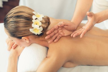 Kafkasyalı kadın müşteri stres önleyici spa masajının keyfini çıkarıyor ve lüks otel ya da oteldeki gündüz açık ortam güzellik salonunda güzellik teniyle eğleniyor. Sessiz.