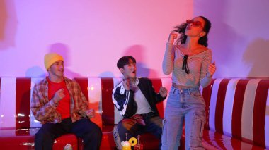 Çeşitli sokak dansçıları hippi modası giyerken partilerde neon ışıkla şehir pop müziğine taşınıyor. Çekici hipster kameraya bakarken dans eder ya da pratik yapar. Mutluluk.