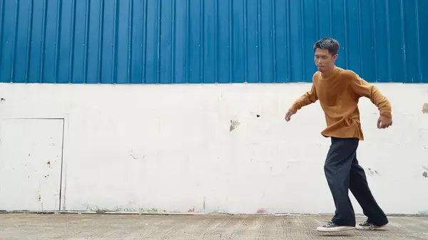 Omul Hispanic Își Întinde Brațele Dansează Stradă Dansând Fața Zidului — Fotografie, imagine de stoc