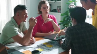 Ev inşaatını planlamak için birlikte çalışan mimar mühendis ekibinin üst görüşü. Profesyonel iş konuşmaları ve toplantı odasında inşaat veya ev inşaatı hakkında tartışmalar. Sempozyum.