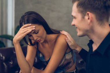 Psikiyatrist terapi seansı sırasında stresli ve depresyonda olan bir hastayı rahatlatıyor ve destekliyor. Akıl sağlığı ve tıbbi bakım konsepti. Açılıyor