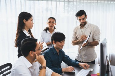 Bir grup farklı ofis çalışanı şirket ofis odasında stratejik iş pazarlama planlamasında birlikte çalışıyor. İş yeri konseptinde pozitif takım çalışması. Tedbirli