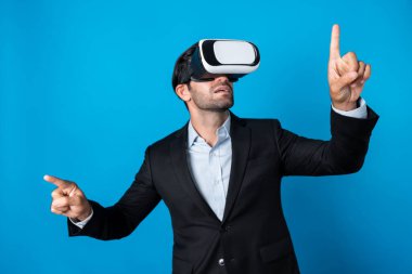 VR gözlük ve takım elbise giyerken veri analizine bakan yetenekli bir iş adamı. Proje yöneticisi görsel gerçeklik gözlüğü ya da kulaklık kullanırken kontrol ediyor ve seçiyor. Yenilik teknolojisi. Sapma.