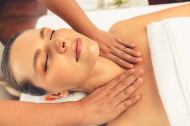 Kafkasyalı kadın müşteri stres önleyici spa masajının keyfini çıkarıyor ve lüks otel ya da oteldeki gündüz açık ortam güzellik salonunda güzellik teniyle eğleniyor. Sessiz.