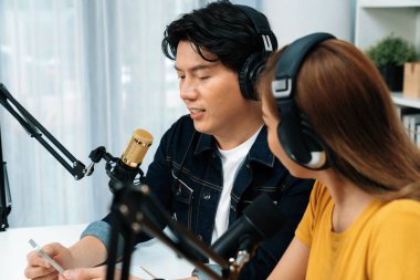 Gülümseyen radyo etkili sunucular, kulaklık takarak sosyal medya kanalından canlı yayın yapıyorlar ve sabah saatlerinde stüdyo kaydında dinleyicilere konu ve dizüstü bilgisayar üzerinden konuşuyorlar. İnfobahn.