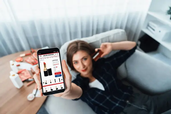Ung Glad Kvinna Köpa Produkt Genom Online Shopping Hemma Samtidigt — Stockfoto