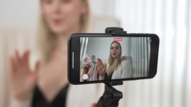 Junge Social Media Content Schöpferin Macht Modevideo Mit Selfie Stick — Stockvideo
