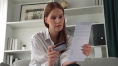 Kadın internet pazarından gelen borç yığınını modern yaşam tarzı olarak hesaplıyor ve prim siber güvenlik yazılımı tarafından korunan cüzdandan çevrimiçi ödeme için kredi kartı kullanıyor