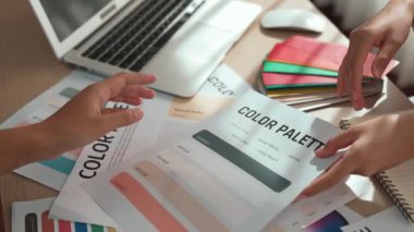 Grafik tasarımı için renk seçimi yapan ve beyin fırtınası yapan iki tasarımcının yavaş çekim çekimi ya da tasarım bürosunda kromatik danışmanlık hizmeti isteyen bir müşteri. Değiştirilmiş