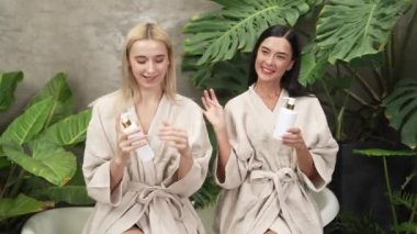 Modern otelde küveti olan tropikal ve egzotik bir spa bahçesi mi yoksa elinde bornozla gezen iki kadın mı yeşil yapraklı, boş zamanların tadını çıkarıyor? Blithe