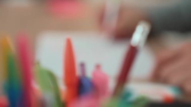 Yavaş çekim kapanış çalışanı stratejik pazarlama planı yapıyor ve toplantı odasındaki ofis masasına renkli yapışkan notlarla zihin haritası yapıyor. Değiştirilmiş