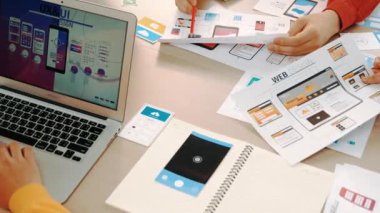 Mobil uygulama ya da web sitesi için kullanıcı arayüzü prototipi planlayan şirket çalışanlarının panorama videosu. UX UI tasarım beyin fırtınası kullanıcı dostu arayüz planı tasarlıyor. Sinerjik