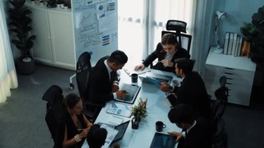 İş toplantısında kadın liderin mali istatistiklere bakması. Profesyonel pazarlama ekibi borsa yatırım grafiği ve planlama stratejisini inceliyor ve analiz ediyor. Takım çalışması. Müdürlük.