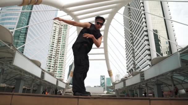 Nízkoúhlá Kamera Profesionálního Pouličního Tanečníka Jak Tančí Boy Mladý Atraktivní — Stock video
