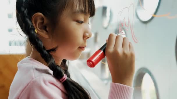 Крупним Планом Азіатський Творчий Студент Малює Красиву Леді Одязі Скляній — стокове відео