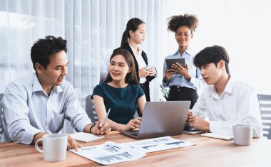 Çok ırklı analist ekibi toplantı masasındaki mali raporu analiz etmek için BI gösterge tablosunu kullanıyor. Çeşitli iş adamlarından oluşan bir grup, FIntech 'in veri analizini başarılı iş pazarlaması için kullanır. Uyum