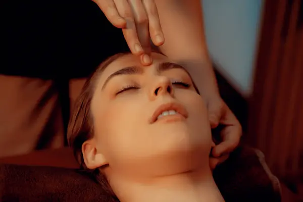 Femme Caucasienne Profiter Relaxant Stress Massage Tête Choyer Beauté Faciale — Photo