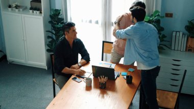 Zeki yaratıcı pazarlama ekibinin gündelik kıyafetlerle el sıkışması, selamlaşma, sözleşme ya da anlaşma için masaya yapışkan notlarla el sıkışması. Cemaat.