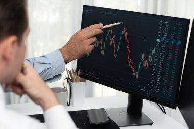 En yüksek borsayı işaret eden borsacı gerçek zamanlı izleme ekranı üzerinde dinamik değerli analiz araştırması yapan iş arkadaşını tanıtıyor. Finans şirketlerinin borsasında iş birliği yapıyor. Satılabilir.