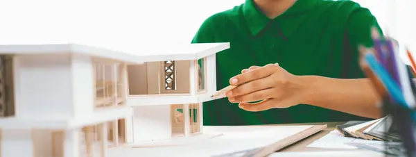 Immagine Ritagliata Designer Donna Misura Modello Casa Con Una Matita — Foto Stock