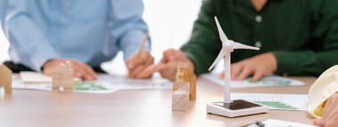 Yeşil iş toplantısı yenilenebilir enerjiyi temsil ediyordu. Yetenekli iş adamları masadaki yeşil iş yatırımlarını çevre belgeleriyle tartışıyor. - Yakın çekim. Eline odaklan. Tanımlama.