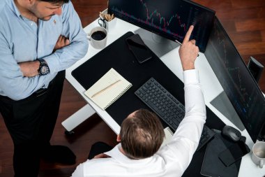 Gerçek zamanlı olarak bilgisayar ekranında borsayı tartışan profesyonel borsacılar, dinamik döviz kuru veritabanı grafiğini ya da değerli büyümeyle ticaret yapmak için ilginç birim yatırımlarını analiz ediyorlar. Satılabilir.