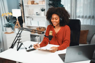 Güzel Afrikalı kadın sunucu kanalı çevrimiçi yayın yoluyla konuşuyor pazarlama öğretiyor, dinleyicileri canlı ya da çevrimiçi. İş yerindeki herhangi bir yer kavramı. Tatlandırıcı.
