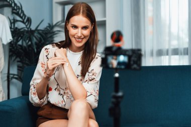 Kadın Etkilenen Vlog video görüntülerini sosyal medya ya da blog 'da en üst düzeyde yayınlıyor. Kozmetik stüdyosu ışıklandırmalı mutlu genç kız çevrimiçi pazarlama oturumu yayını için..