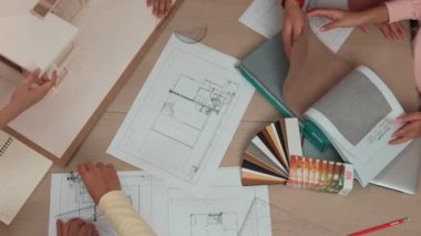 Müşteri denetimi ile yavaş çekim iç mimar taslağı hazırlamak ve ev dekorasyonunu müşteri talebine göre düzenlemek. Mimari müşteri hizmetleri. Değiştirilmiş