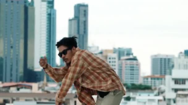 Hispánský Break Dance Cvičit Boy Kroky Střeše Výhledem Město Nebo — Stock video